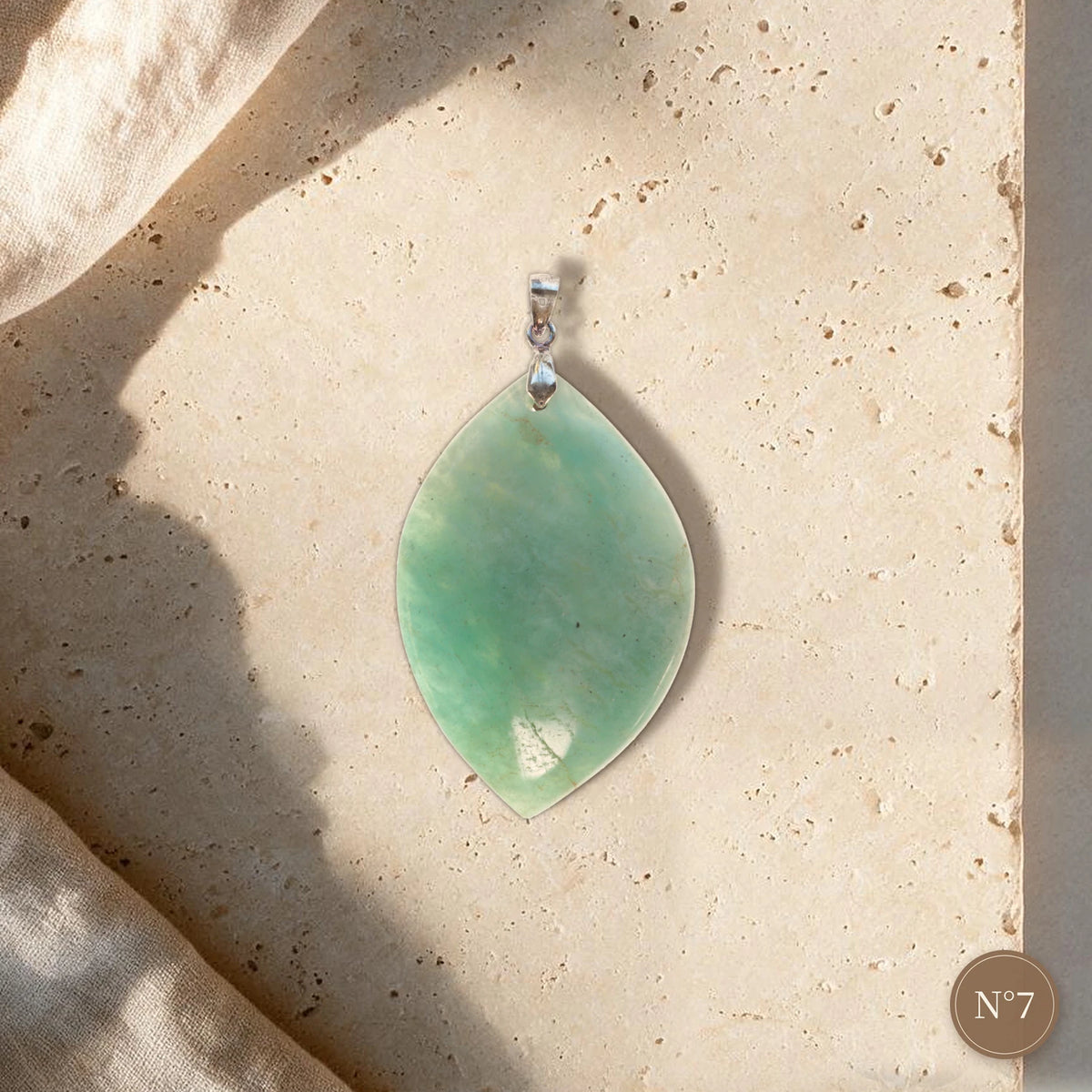 Pendentif amazonite femme N°7, feuille pointe en bas vert tendre, pièce unique polie