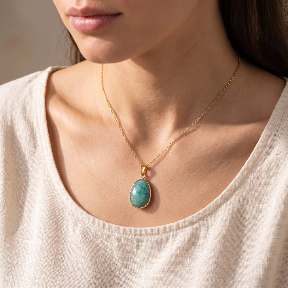 Pendentif amazonite porté par une femme, collier pierre verte sur chaîne dorée