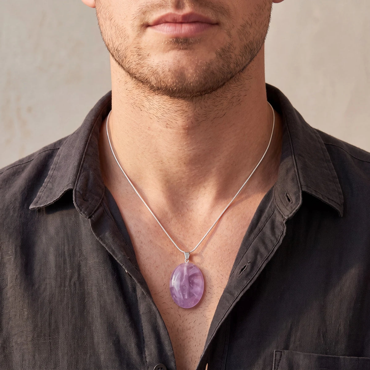 Collier homme avec pendentif ovale en améthyste, pierre plate violette sur chaîne fine