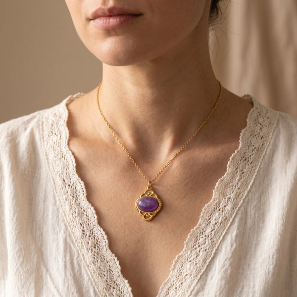 Pendentif améthyste ROSALIE® porté par une femme, médaillon vintage sur chaîne fine