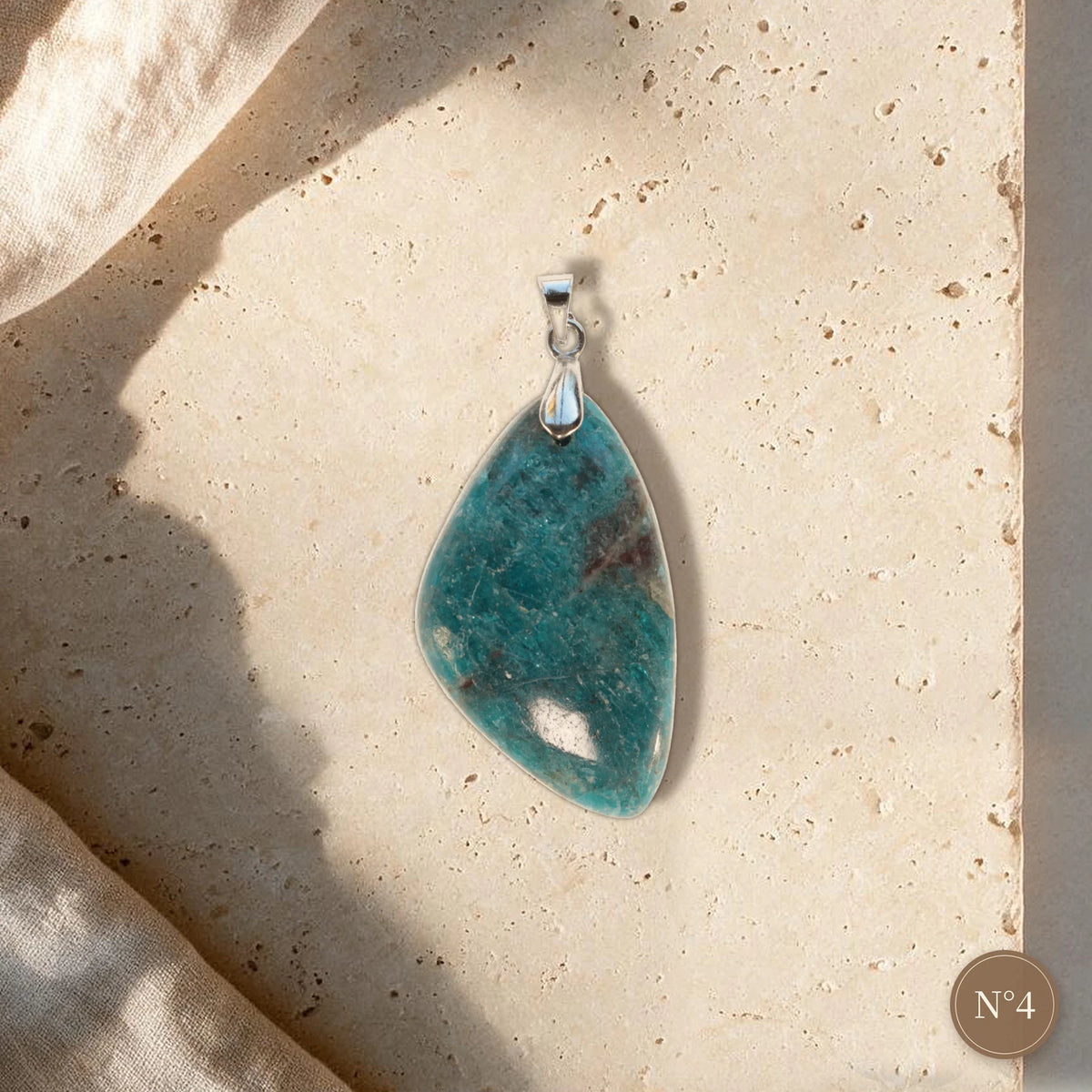 Pendentif apatite bleue pièce unique N°4, forme libre asymétrique bleue avec une touche brune, bélière argentée