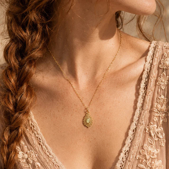 Pendentif aventurine ORIANE® porté par une femme, médaillon doré sur chaîne fine