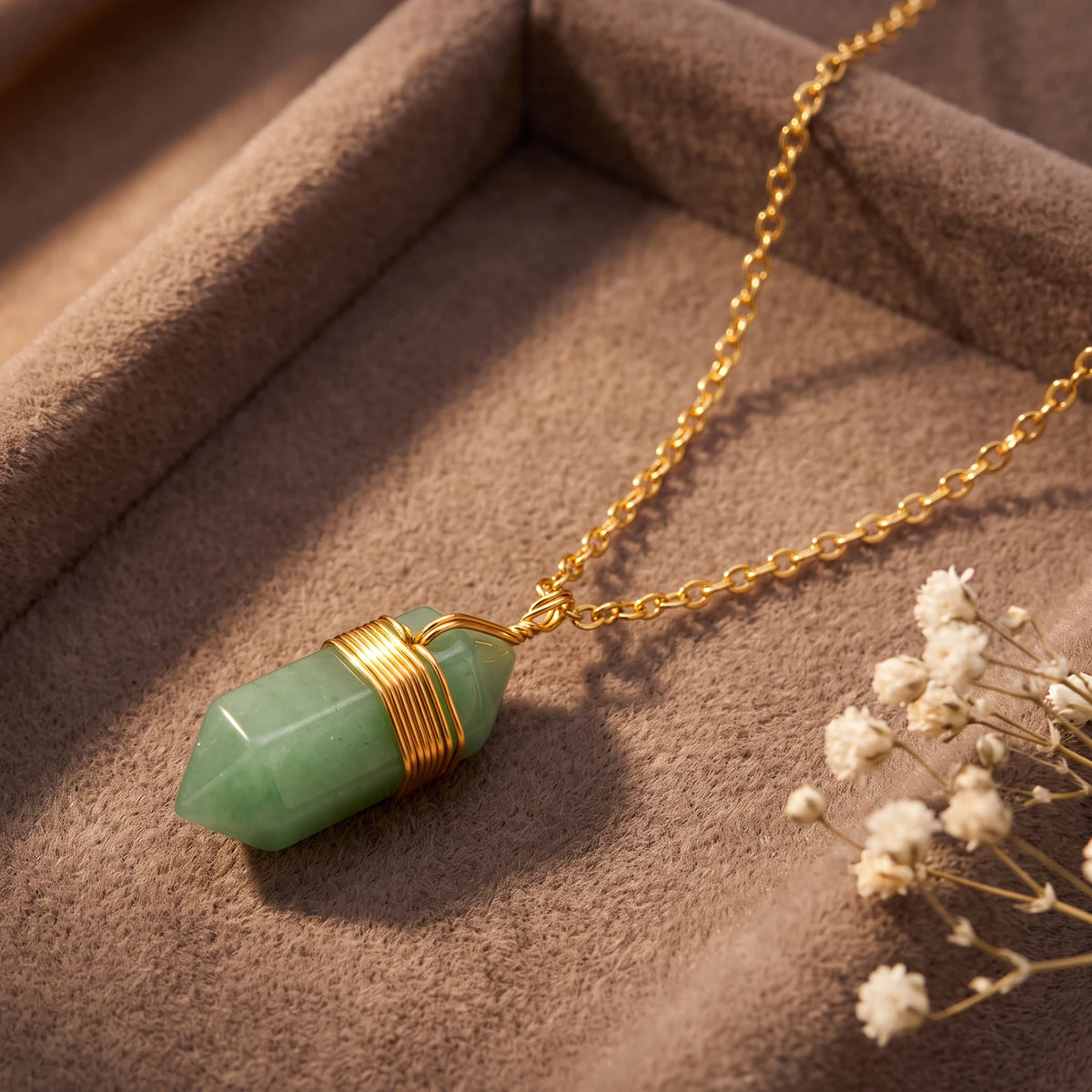 Pendentif aventurine pointe biterminée tenue par un fil doré