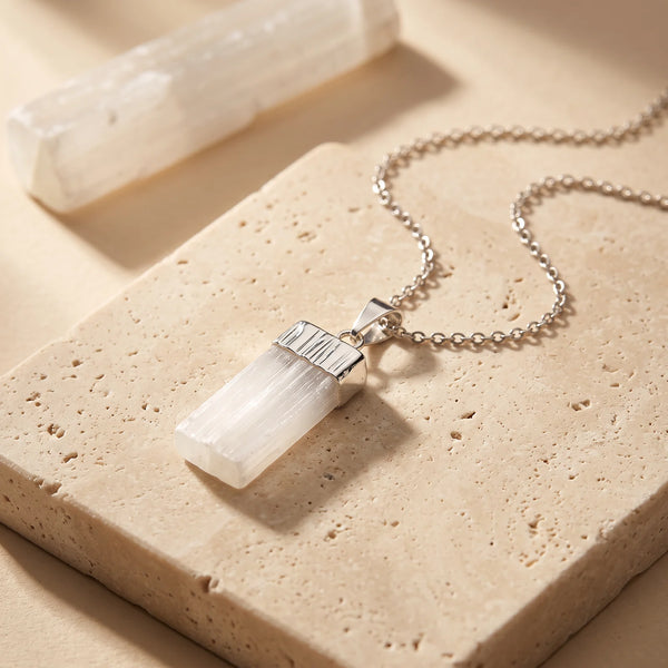 Pendentif sélénite brute de 3 cm, pierre véritable blanche sur chaîne argentée