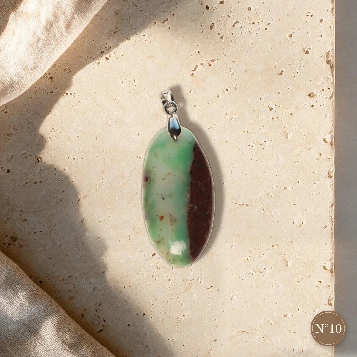 Pendentif chrysoprase boulder N°10, ovale fin vert pomme et bande brune verticale