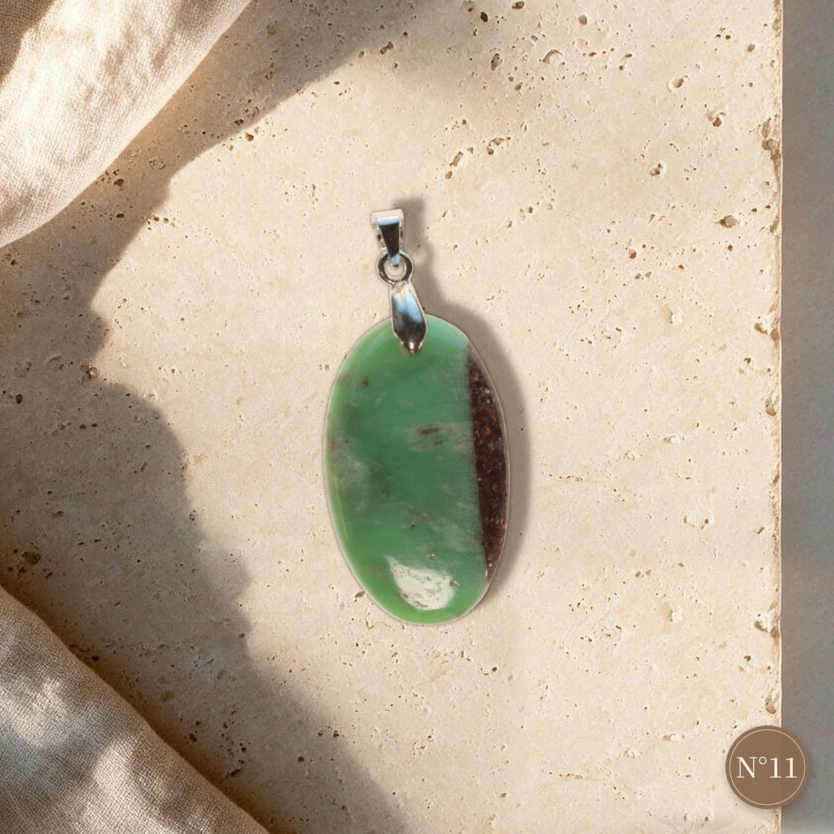 Pendentif pierre chrysoprase N°11, ovale vert jade soutenu avec liseré de roche-mère