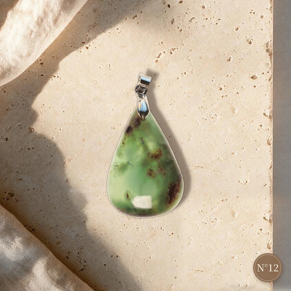 Pendentif chrysoprase homme ou femme N°12, goutte vert clair mouchetée de brun, pièce unique