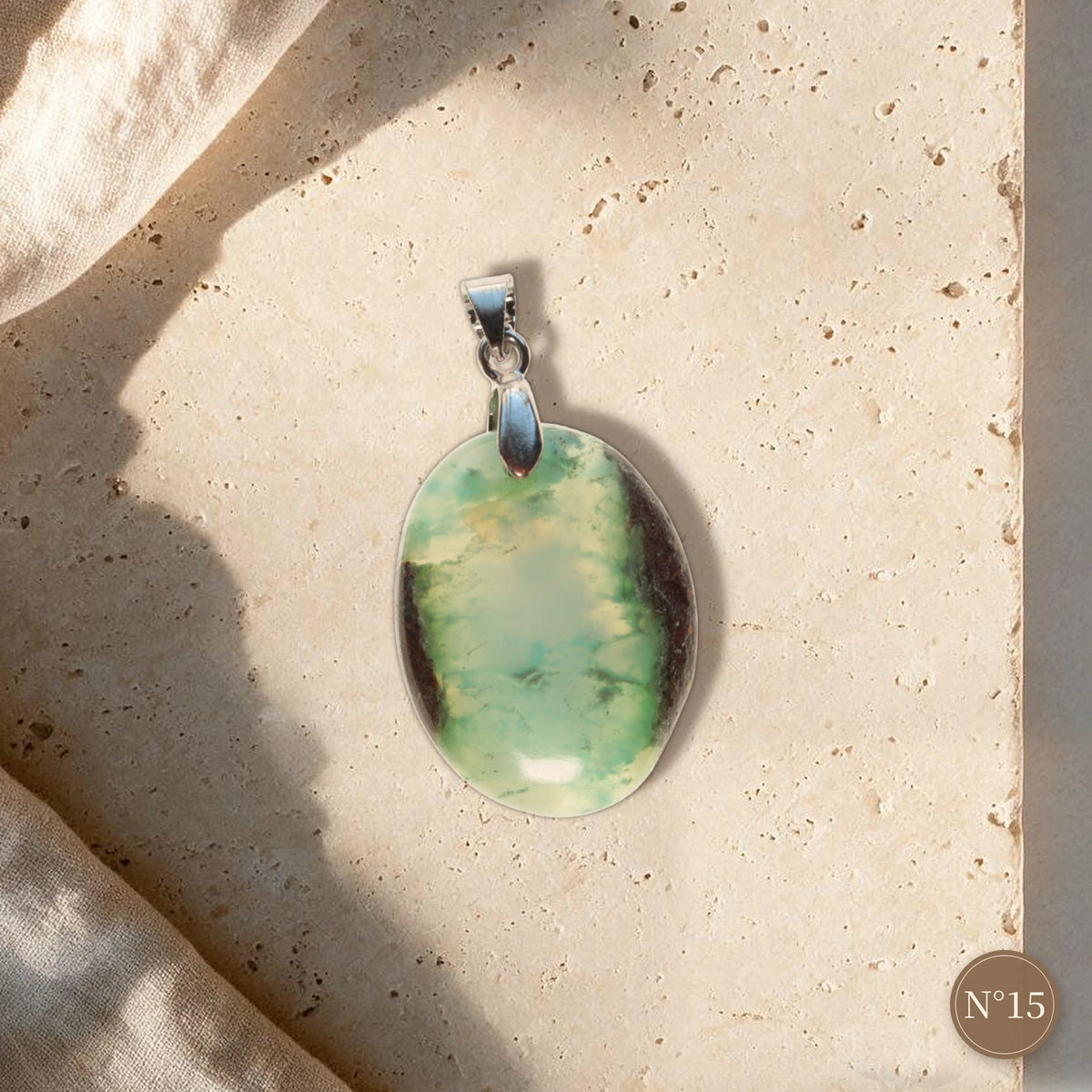 Pendentif pierre verte N°15, chrysoprase ovale vert d'eau lumineux encadré de brun