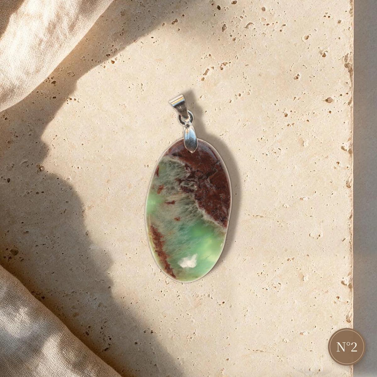 Pendentif pierre verte N°2, ovale allongé en chrysoprase vert d'eau veiné de brun, pièce unique