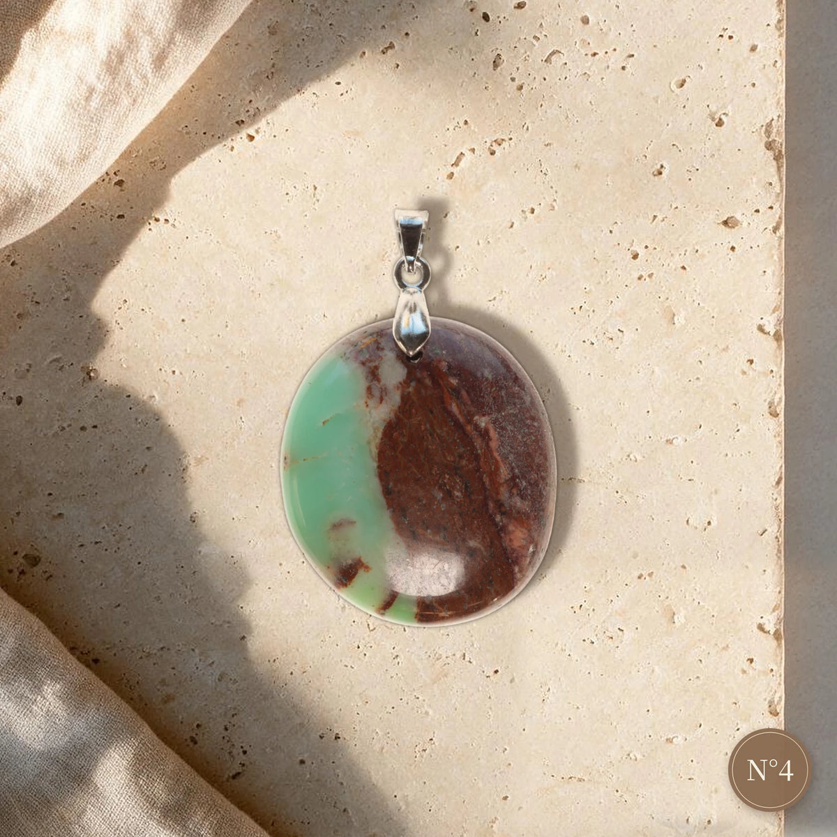 Pendentif chrysoprase N°4, galet ovale vert pomme autour d'un cœur de roche-mère brune