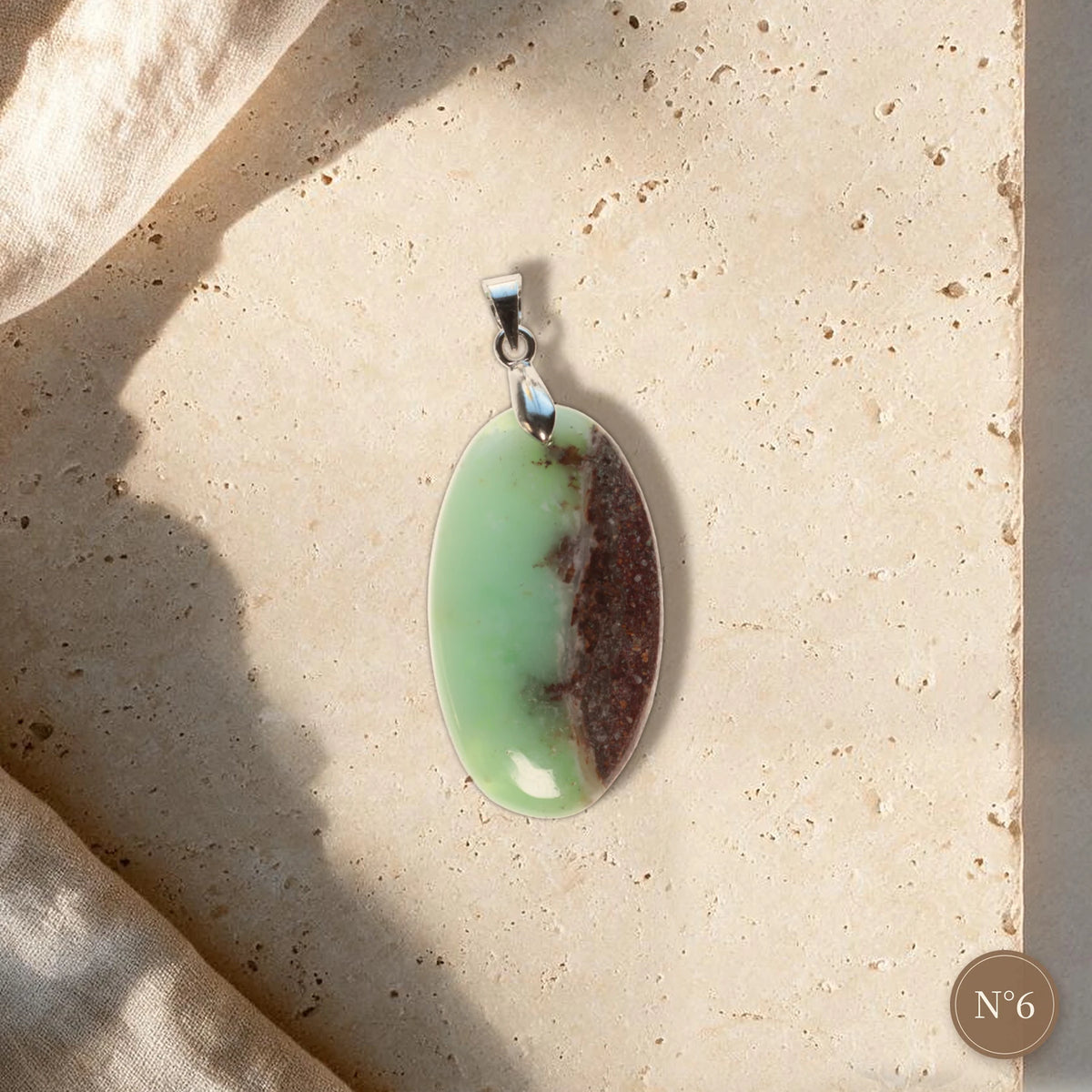 Pendentif pierre naturelle chrysoprase N°6, ovale vert tendre bordé d'une lisière brune