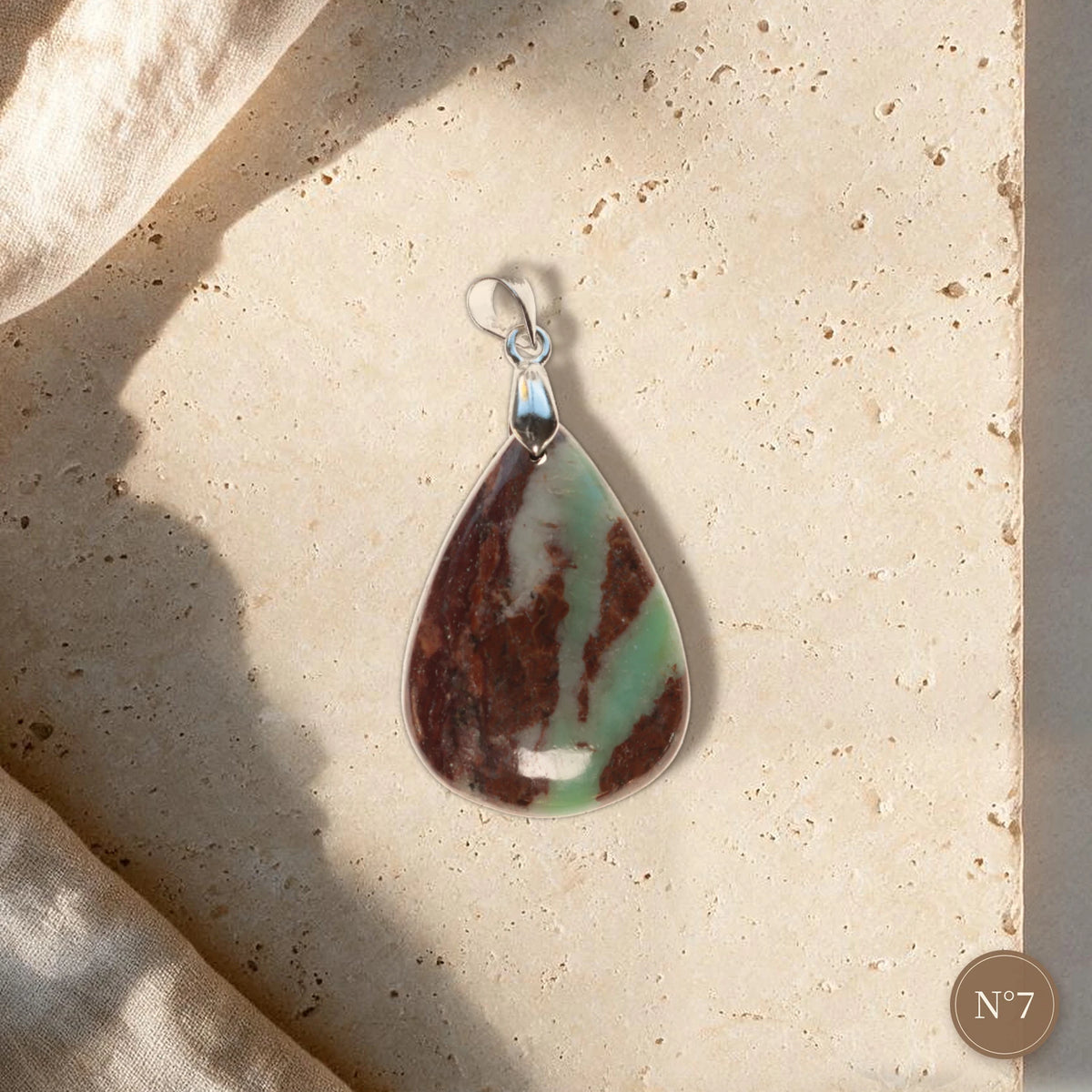 Pendentif chrysoprase femme N°7, goutte brune parcourue de veines vert clair, pièce unique