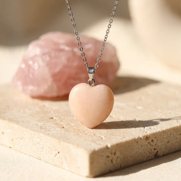 Pendentif cœur aventurine rose pêche, bijou de lithothérapie sur chaîne argentée