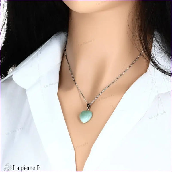 pendentif en aventurine verte en forme de cœur, symbole d'harmonie, de chance et de vitalité. Bijou idéal en lithothérapie pour apaiser les émotions et stimuler le chakra du cœur. La Pierre FR