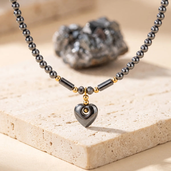 Collier cœur bombé en hématite et perle dorée, idée cadeau bijou femme en pierre naturelle
