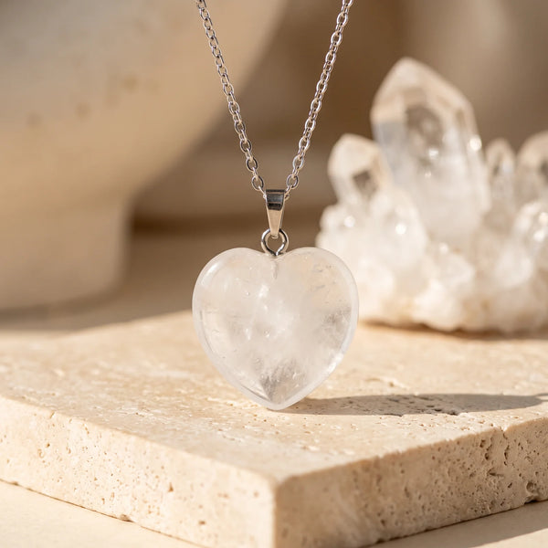Pendentif cœur en quartz cristal de roche 25 mm, bijou de lithothérapie sur chaîne argentée