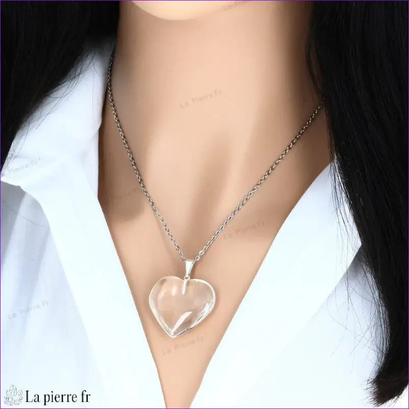 Pendentif en forme de cœur en Cristal de Roche naturel. Pierre de clarté et de manifestation, parfait pour la lithothérapie.