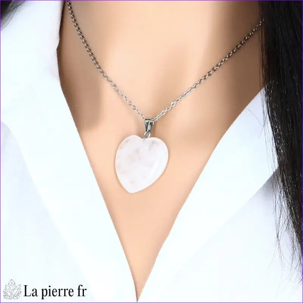 Pendentif cœur en cristal de roche, pierre naturelle pour la lithothérapie.
