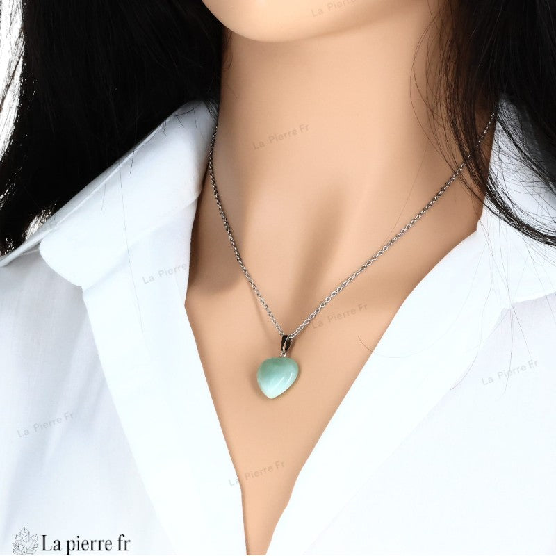 pendentif en aventurine verte en forme de cœur, symbole d'harmonie, de chance et de vitalité. Bijou idéal en lithothérapie pour apaiser les émotions et stimuler le chakra du cœur. La Pierre FR