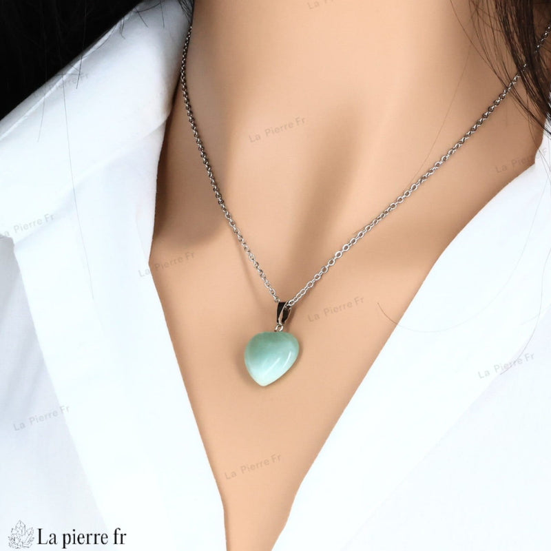 pendentif en aventurine verte en forme de cœur, symbole d'harmonie, de chance et de vitalité. Bijou idéal en lithothérapie pour apaiser les émotions et stimuler le chakra du cœur. La Pierre FR