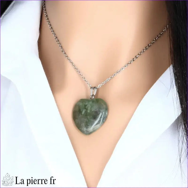 Pendentif cœur en fluorite verte, pierre naturelle pour la lithothérapie.
