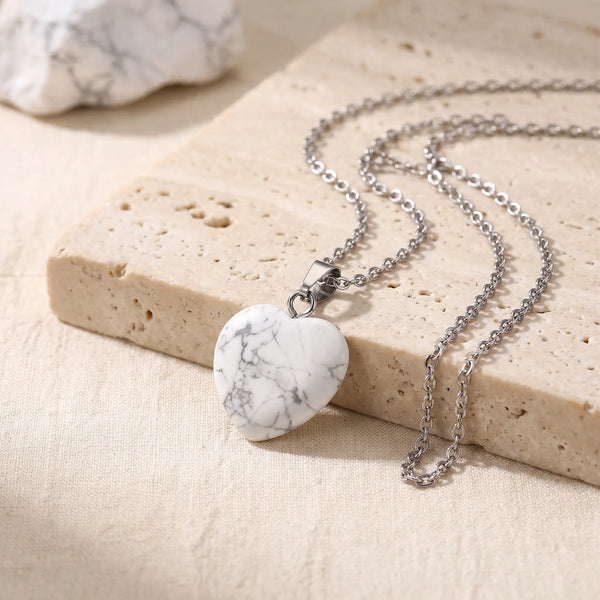 Pendentif cœur en howlite blanche veinée de gris, bijou de lithothérapie 15 mm