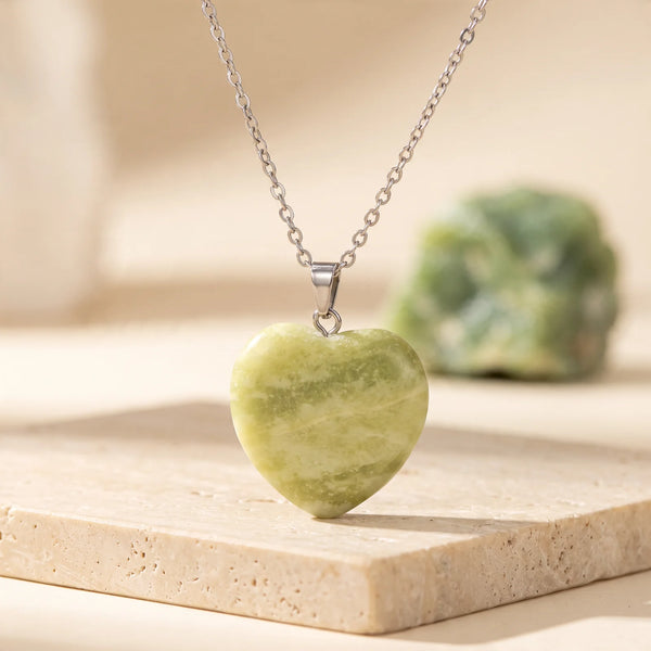 Pendentif cœur en jade vert tendre, idée cadeau bijou en pierre naturelle sur chaîne argentée