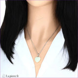 pendentif en jade vert en forme de cœur, symbole d'harmonie et de prospérité. Bijou naturel idéal pour équilibre émotionnel et élégance intemporelle.