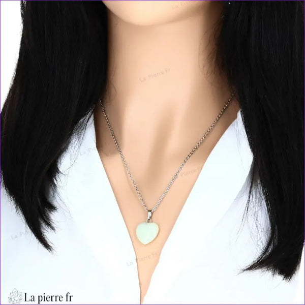 pendentif en jade vert en forme de cœur, symbole d'harmonie et de prospérité. Bijou naturel idéal pour équilibre émotionnel et élégance intemporelle.