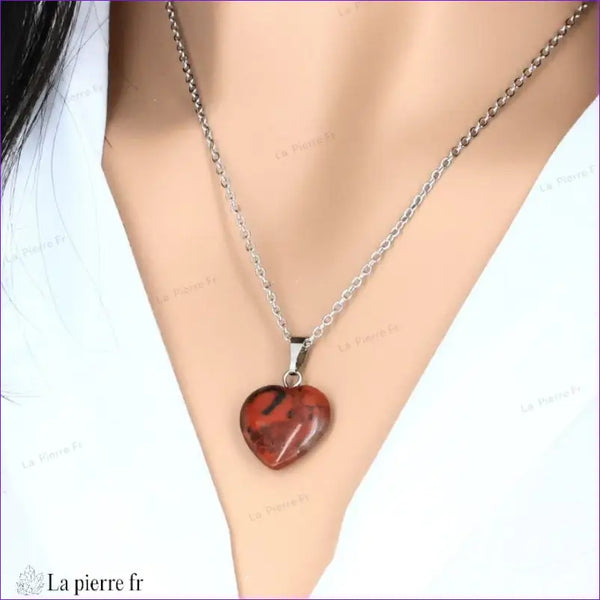 Pendentif cœur en jaspe rouge, pierre naturelle aux vertus énergisantes. Bijou idéal en lithothérapie pour la vitalité, l'ancrage et l'harmonie intérieure.