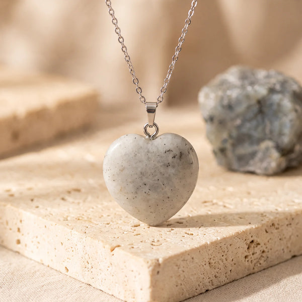 Pendentif cœur en labradorite grise mouchetée, idée cadeau bijou en pierre naturelle