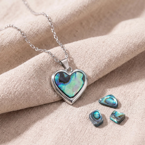 Pendentif cœur en nacre d'ormeau bleue sur un lin naturel avec des éclats de nacre