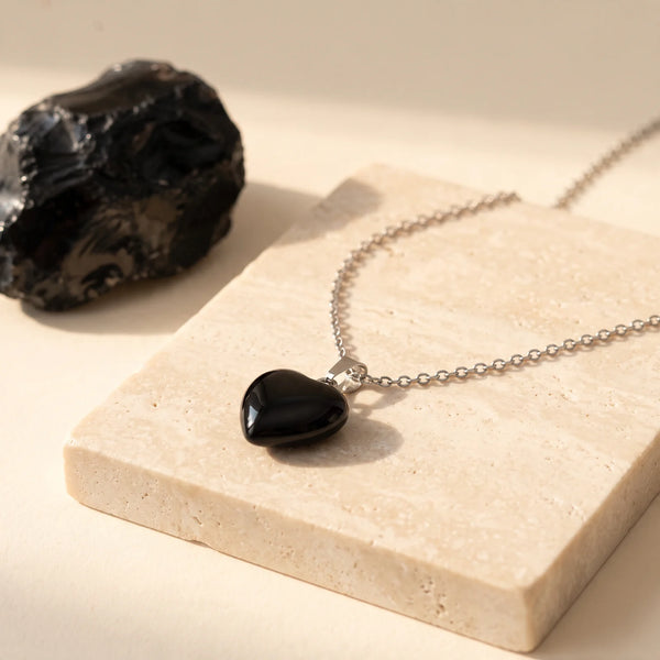 Pendentif cœur en onyx noir poli 15 mm, bijou de lithothérapie en pierre naturelle
