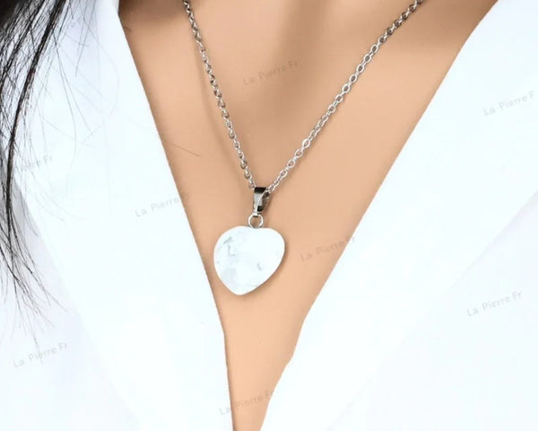 pendentif cœur en howlite blanche, symbole de calme et d'équilibre. Bijou délicat pour relaxation et harmonisation des émotions. La Pierre Fr