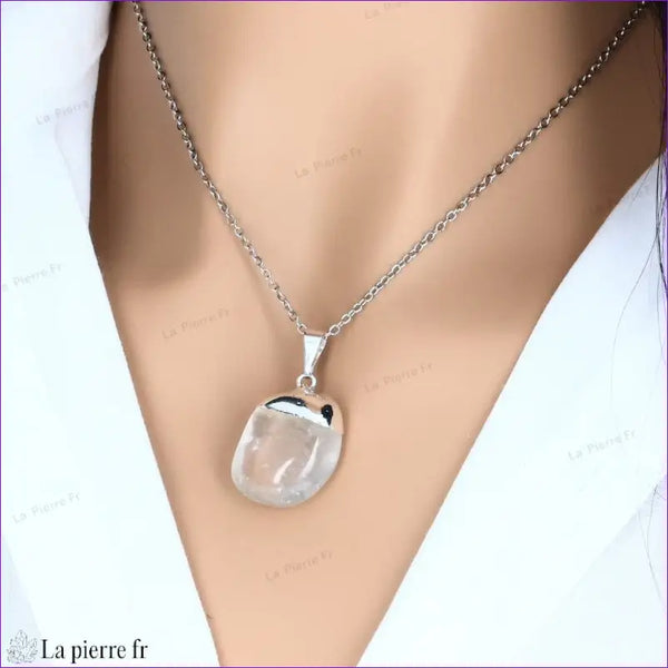 Pendentif en Cristal de Roche naturel pour la lithothérapie. Bijou élégant en pierre naturelle, idéal pour activer vos chakras et amplifier vos énergies.