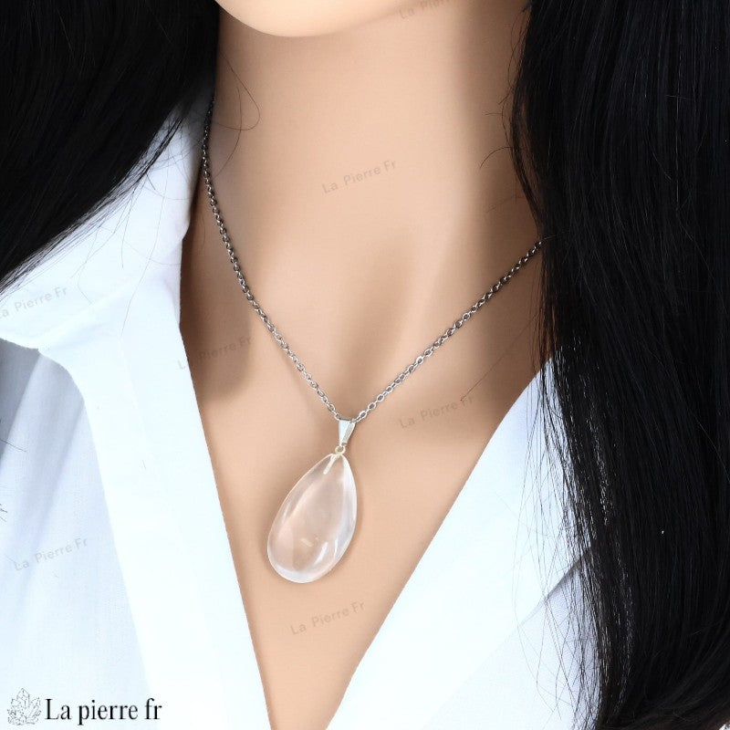Détail du pendentif goutte en Cristal de Roche, pierre naturelle transparente