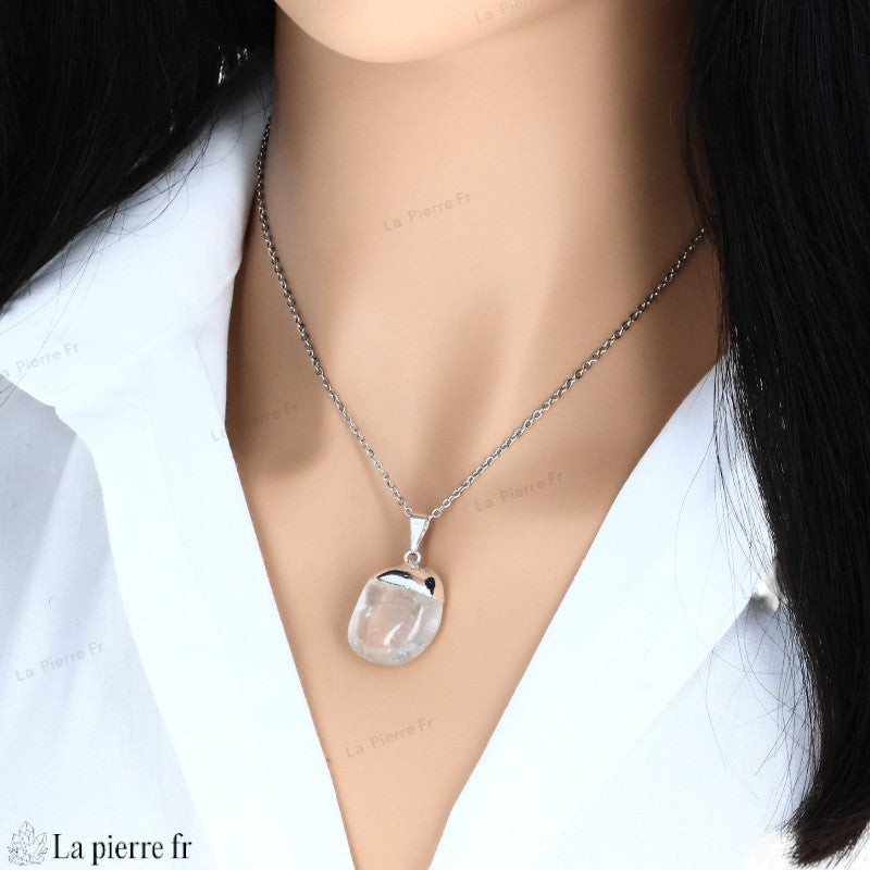 Pendentif en Cristal de Roche naturel pour la lithothérapie. Bijou élégant en pierre naturelle, idéal pour activer vos chakras et amplifier vos énergies.