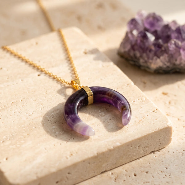 Pendentif lune en améthyste véritable sculptée, bélière et chaîne dorées