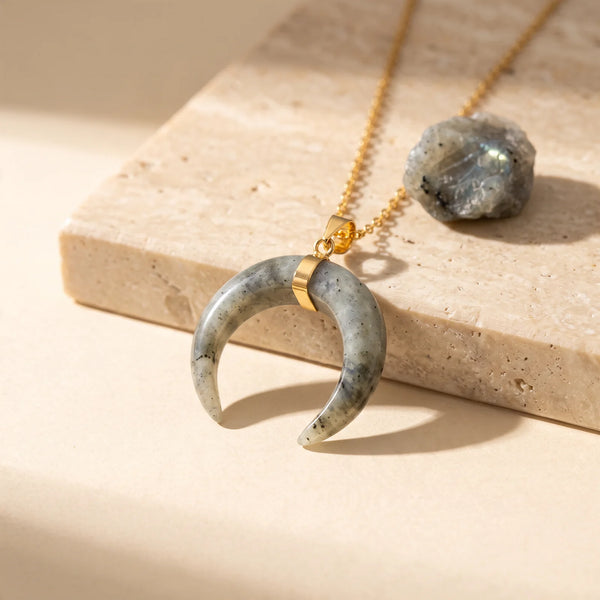 Pendentif croissant de lune en labradorite sur chaîne dorée, idée cadeau bijou en pierre naturelle