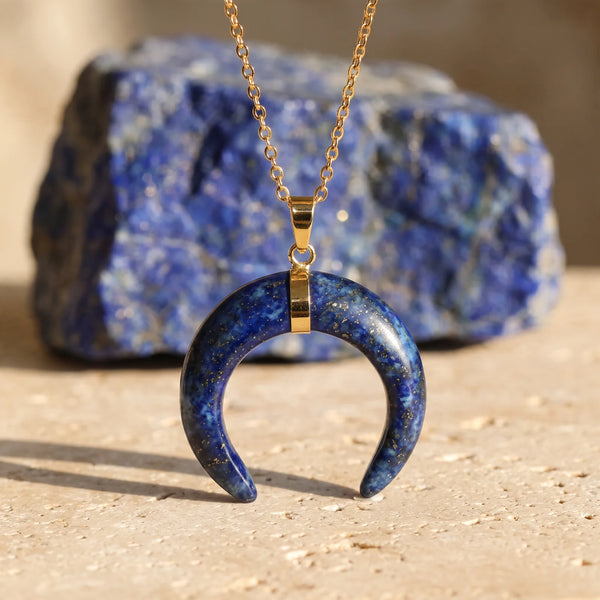 Pendentif croissant de lune en lapis lazuli bleu, idée cadeau bijou en pierre naturelle