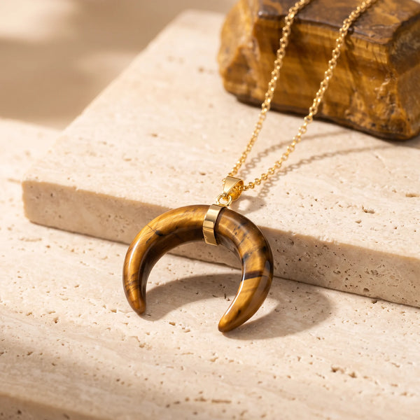 Pendentif lune en œil de tigre doré, idée cadeau bijou en pierre naturelle