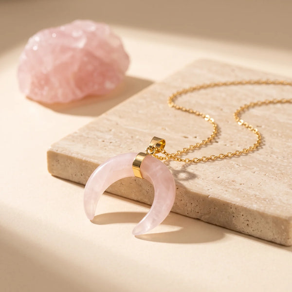 Pendentif croissant de lune en quartz rose, bijou de lithothérapie en pierre naturelle