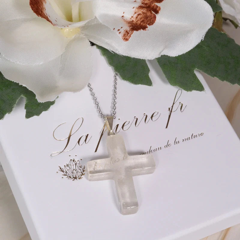 Détail du pendentif croix en Cristal de Roche, pierre naturelle limpide pour collier