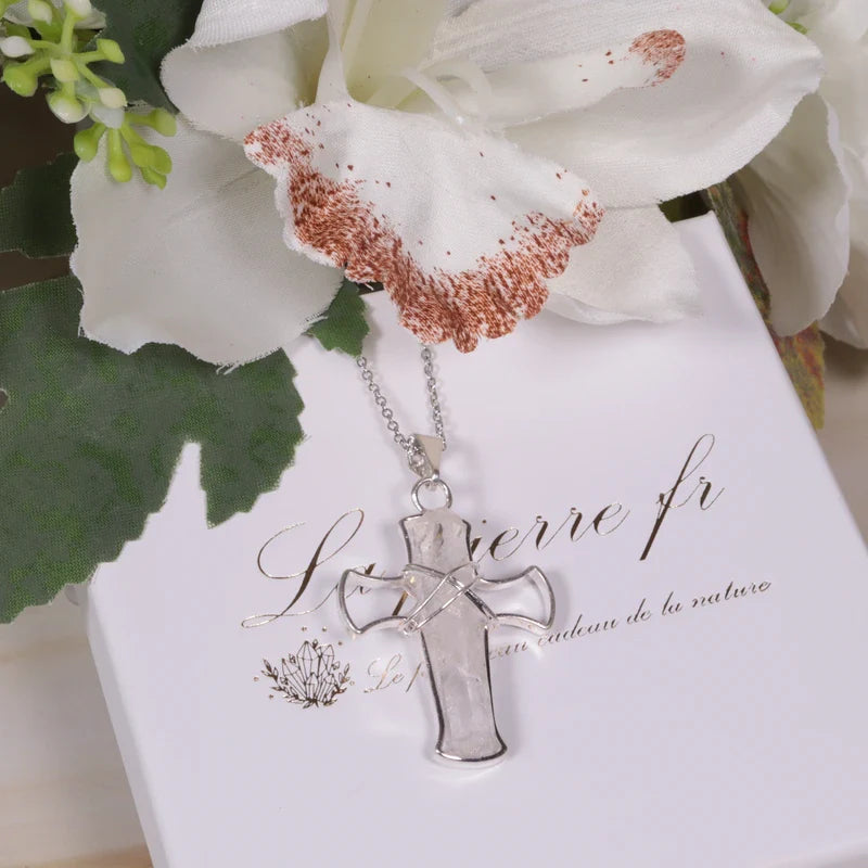 Détail du pendentif croix et pointe en Cristal de Roche, pierre naturelle limpide pour collier