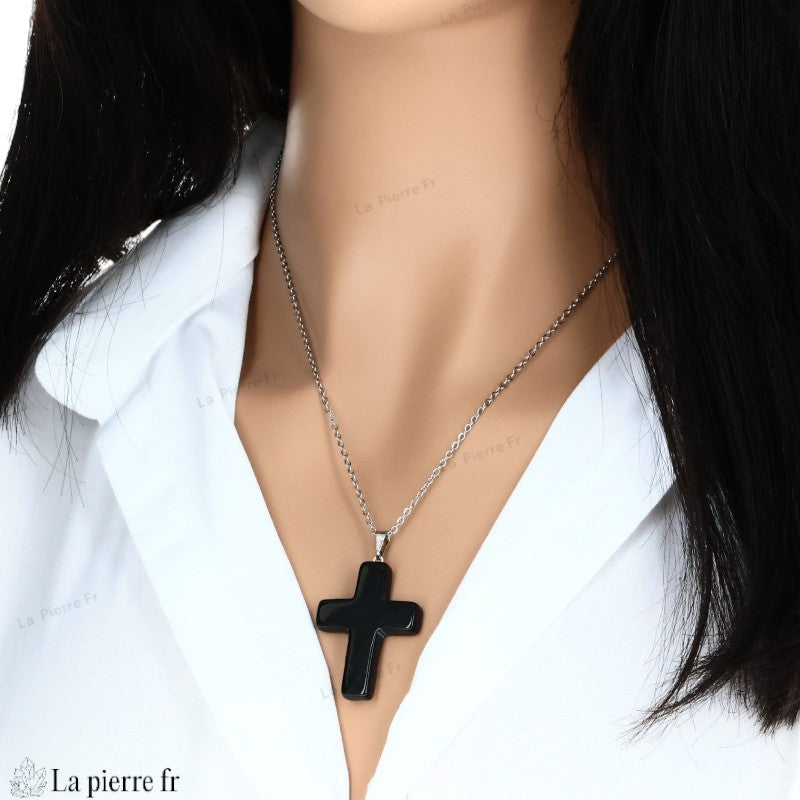 Détail du pendentif Croix en Obsidienne Noire, pierre naturelle de protection