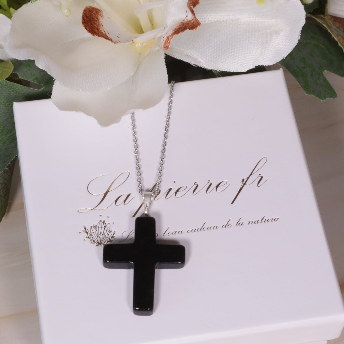 Gros plan sur le pendentif Croix en Obsidienne Noire, pierre naturelle polie