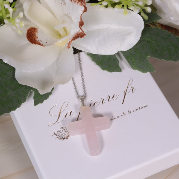 Pendentif croix en pierre naturelle rose