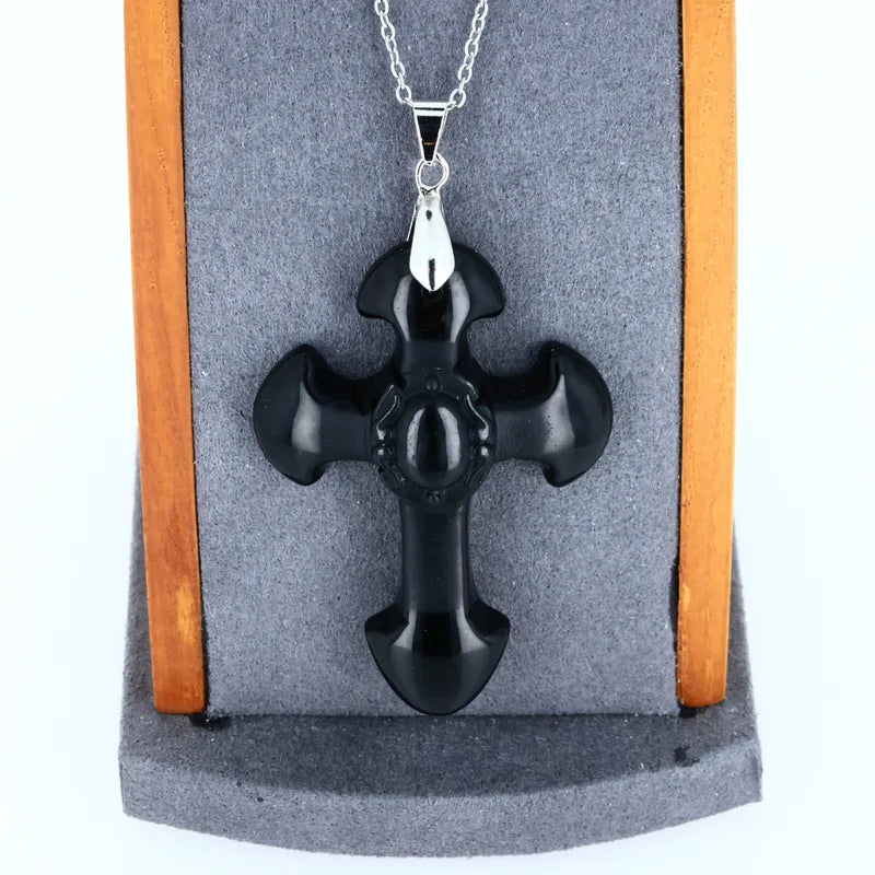 pendentif croix en obsidienne noire est une pièce unique, sculptée avec soin pour faire ressortir la beauté naturelle de la pierre.