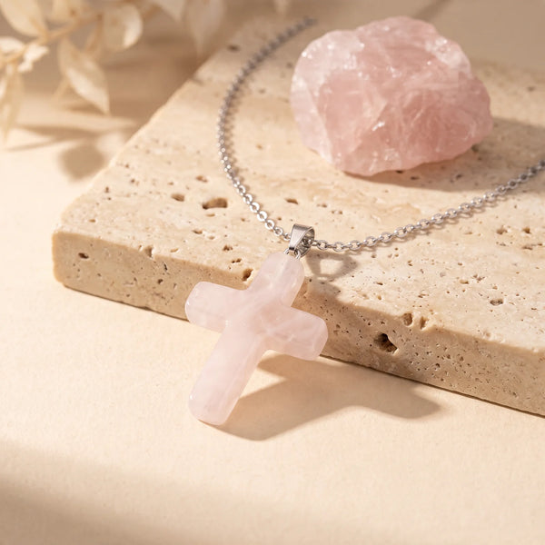 Pendentif croix en quartz rose, idée cadeau de baptême ou de communion en pierre naturelle