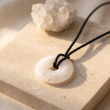 Pendentif Donut en Cristal de Roche de 3 cm, Cordon Ciré au Choix